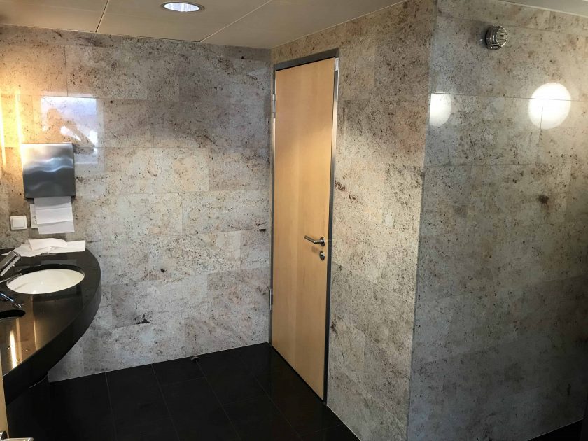 Bewertung Basel EuroAirport Skyview Lounge Toiletten 1