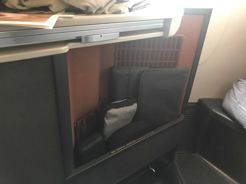 Cathay Pacific Review FRA HKG C Sitz Stauraum
