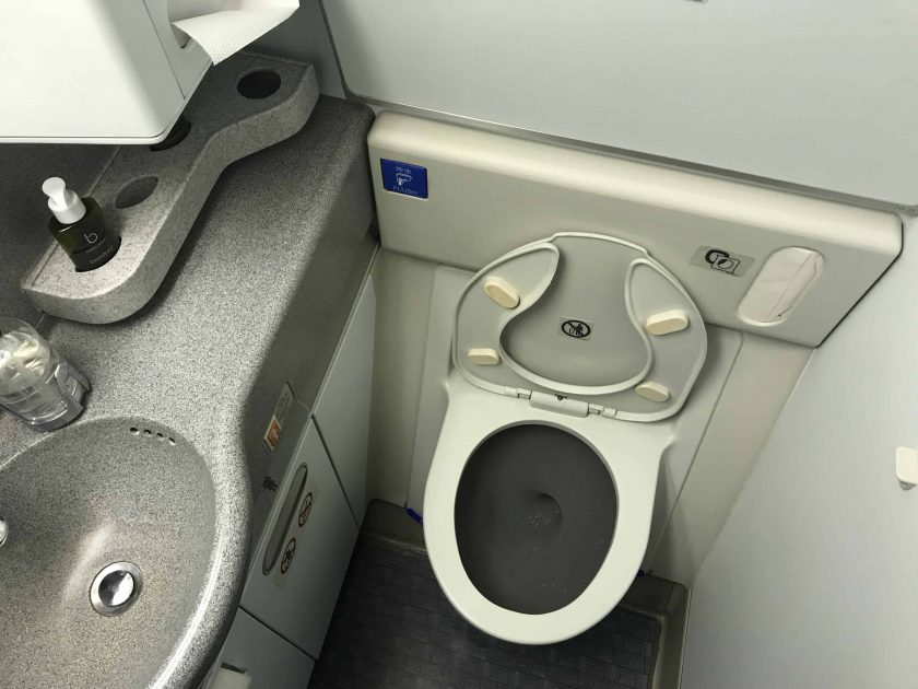 Cathay Pacific Review FRA HKG C Toilette 2